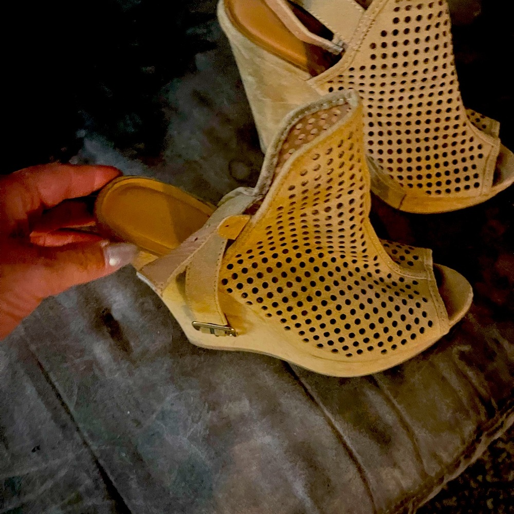 Soft suede Chinese Laundry wedge sandals